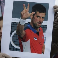Cibo senza glutine, laptop, sim… qualche coccola per Djokovic