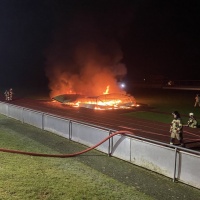 Fuoco d'artificio manda in fiamme il materasso per il salto in alto