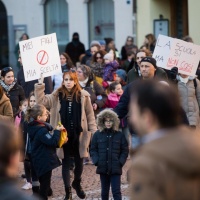 In piazza contro la mascherina alle elementari
