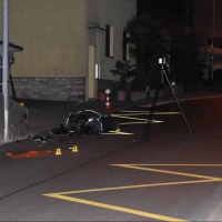 Con lo scooter contro un muro: diciottenne rischia di morire