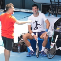 Djokovic sorride e si allena nel giorno del silenzio