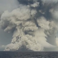 Tonga, i video dell'eruzione e il timore di un disastro epocale