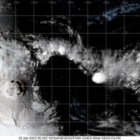 Potente eruzione sottomarina, uno tsunami colpisce Tonga