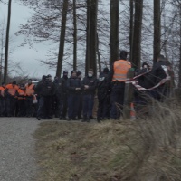 Bimba trovata morta, la polizia setaccia il bosco
