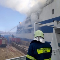 Nave in fiamme, recuperato un superstite