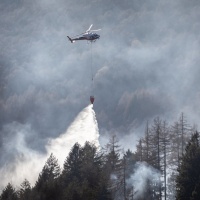 L'incendio «non è ancora sotto controllo»
