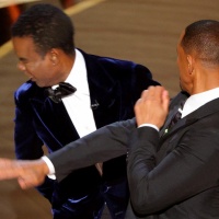 Oscar, Will Smith sale sul palco e tira uno schiaffo a Chris Rock