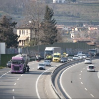 Si butta in autostrada e viene falciato da un camion, forti disagi al traffico