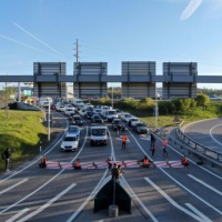Bloccano l'autostrada incollandosi all'asfalto: sei arresti