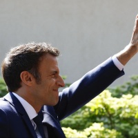 I primi sondaggi vedono Macron avanti al 58%, Le Pen attorno al 42%