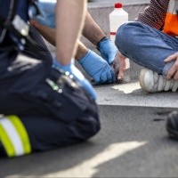 Attivisti sgomberati, tre di loro si erano incollati la mano sull'asfalto