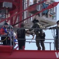 Il filmato del salvataggio dell'uomo sulla gru