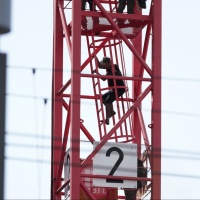 In prigione dopo essersi arrampicato su gru
