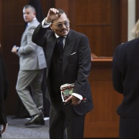 Quelli che si accapigliano per assistere al processo Depp-Heard