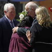 Il dolore dei Biden nella scuola del massacro