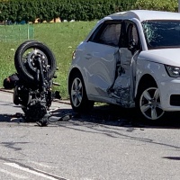 Un'auto e una moto si scontrano, un centauro in gravi condizioni