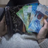 Aumenta tutto, e gli stipendi?