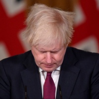 Come un domino, si sgretola il governo Johnson: ma lui tira diritto