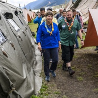 Viola Amherd in visita al campo scout federale