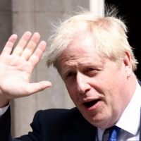 Johnson resiste, ma licenzia
