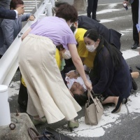 L'ex primo ministro Shinzo Abe colpito da un proiettile: è grave