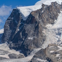 Il ghiacciaio restituisce un corpo mummificato