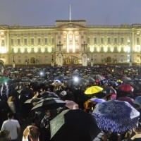 I sudditi, in migliaia, davanti a Buckingham Palace