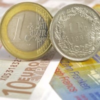 Dollaro e franco fanno tremare l'euro, il cambio scende sotto quota 0,95