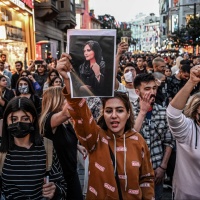 Le donne bruciano il velo, nuove proteste in Iran