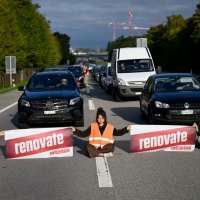 Caos all'ora di punta, gli ecologisti bloccano l'autostrada