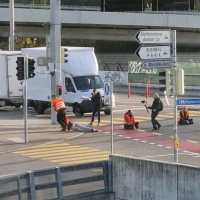 Attivisti bloccano l'entrata in autostrada. Trascinati con la forza