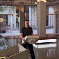 Elon Musk entra da Twitter con un lavandino