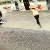 Il forsennato manda cinque guardie carcerarie all'ospedale