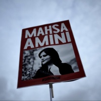 Mahsa Amini, i divieti non fermano le proteste