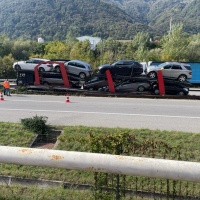 Si schianta un autocarro, caos sulla A2