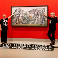 Attivisti per il clima si incollano ad un quadro di Picasso