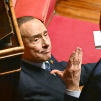 Berlusconi piccona tutto. Anche i suoi