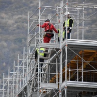 Crolla una scala in cemento, due operai feriti