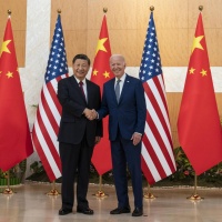 La stretta di mano fra Biden e Xi: «Evitare il conflitto a tutti i costi»
