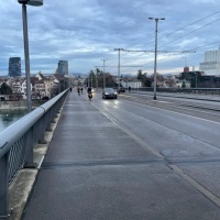 Dalla sua bici colpisce le vittime con una barra metallica: è caccia al ciclista incappucciato