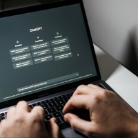 Chat GPT fa tremare il mondo delle scuole: «Pronti a intervenire»