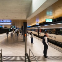 Massacrata di botte mentre aspettava il treno