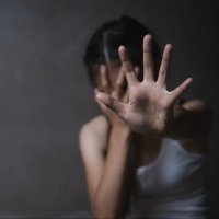 Abuso di gruppo, in tre alla sbarra: «Lei era molto spinta, non è stata forzata»