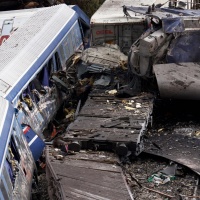 I morti sono almeno 38, arrestato il capostazione di Larissa