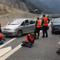 Militanti climatici incollati all'asfalto prima del San Gottardo