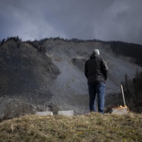 Una vita sotto la montagna che si sgretola: «C'è chi ha già la valigia pronta per scappare»