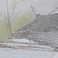 Maltempo e smottamenti, un’auto colpita da un masso