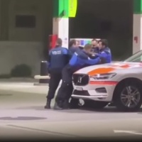 Fermo shock alla pompa di benzina: poliziotto indagato per abuso d'autorità
