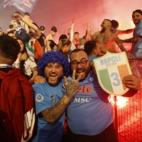 Dal gelo all'esplosione di gioia: Napoli impazzisce