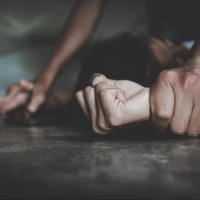 Picchiava, violentava e segregava la compagna, 36enne alla sbarra